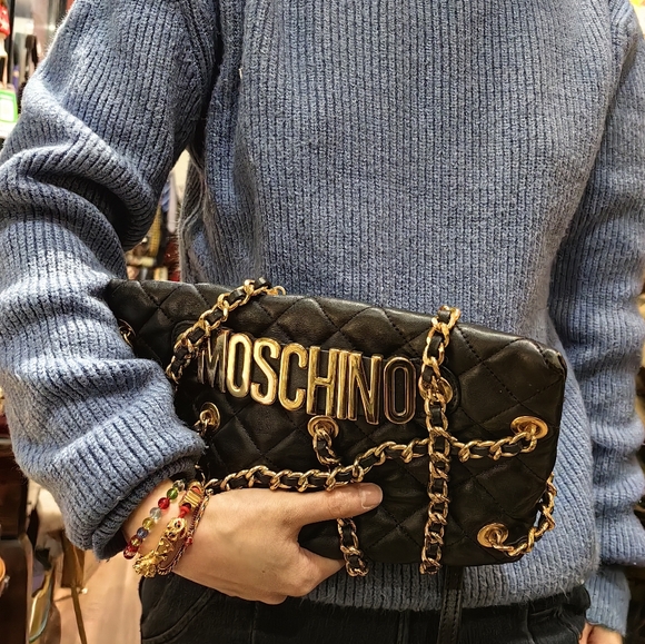 👑✅PRICE FIRM✅SUPER SALE!! 👑AUTHENTIC Moschino Leather Clutch black goldBag - Picture 4 of 5